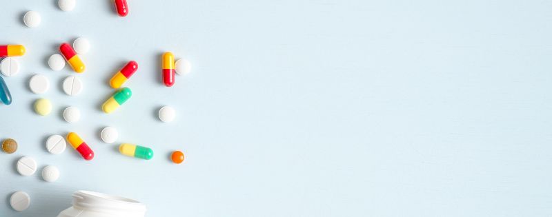 Médicaments disposés sur un fond bleu